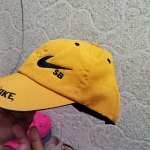 Gorra color mostaza