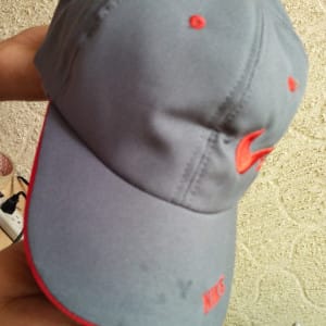 Gorra color gris